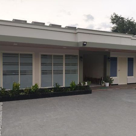 El Nipa Hotel Labuan Bajo Kültér fotó